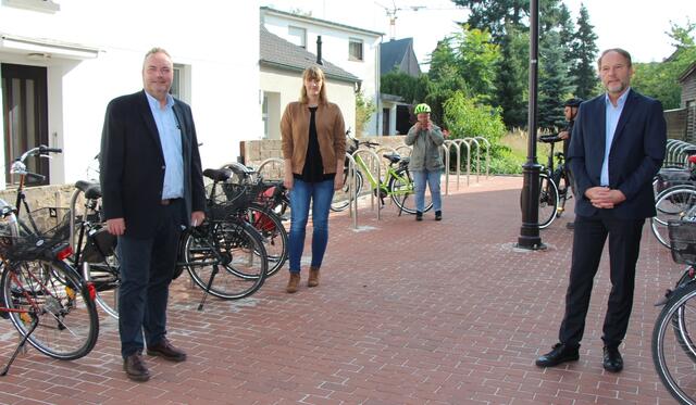 Das Foto zeigt v.li.: BM Bodo Klimpel, Carolin Ostrop und Siegfried Schweigmann. Foto: Stadt