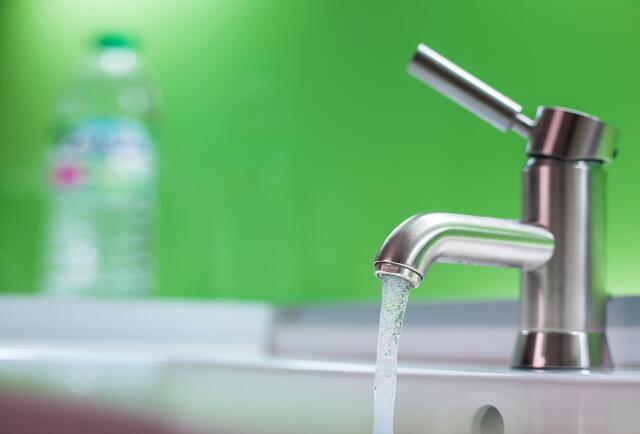 Gefahr aus dem Wasserhahn: Insbesondere nach länger Abwesenheit von zu Hause steigt die Gefahr auch im Kreis Unna, dass sich in nicht benutzten Wasserleitungen gefährliche Legionellen bilden.
