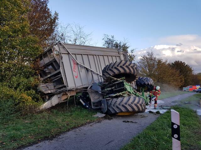 Aus dem Trecker lief eine unbekannte Menge Hydrauliköl aus. | Foto: Feuerwehr Velbert