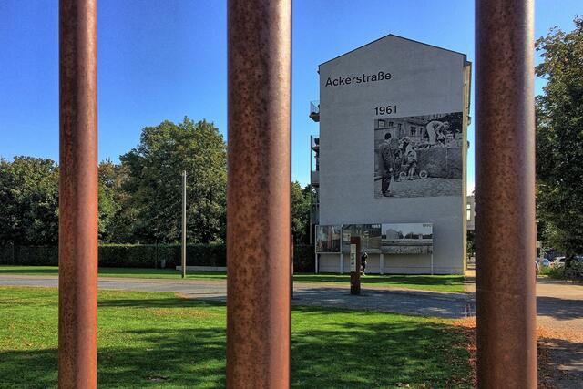 Vor diesem Haus auf der Ackerstraße spielten sich 1961 dramatische Szenen ab. Die Rundstäbe vorn markieren den Verlauf der Mauer.