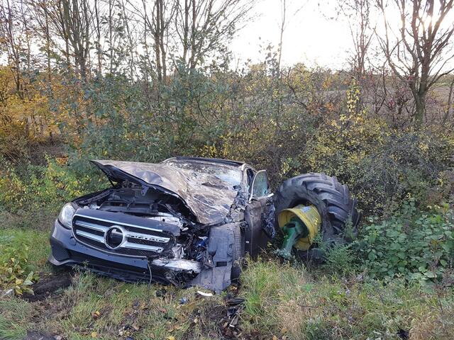 Der Mercedes hatte das linke Vorderrad des Treckers abgerissen. | Foto: Feuerwehr Velbert