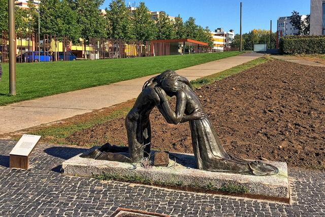 Die Skulptur von Josefina da Vasconcellos vor der Kapelle der Versöhnung in der Bernauer Straße