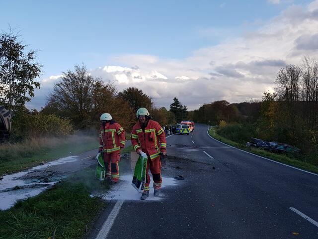 Die Feuerwehr streute ausgelaufene Betriebsstoffe ab. | Foto: Feuerwehr Velbert