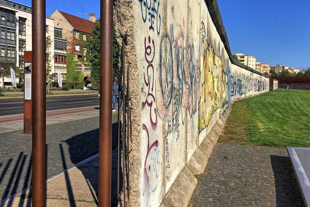 Die Mauer durchschnitt die Bernauer Straße zwischen Mitte (0st) und Wedding (West).