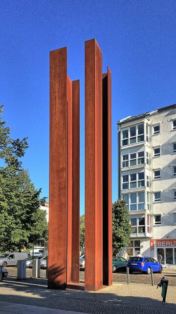 Der symbolische Beobachtungsturm (B-Turm) an der Strelitzer Straße.