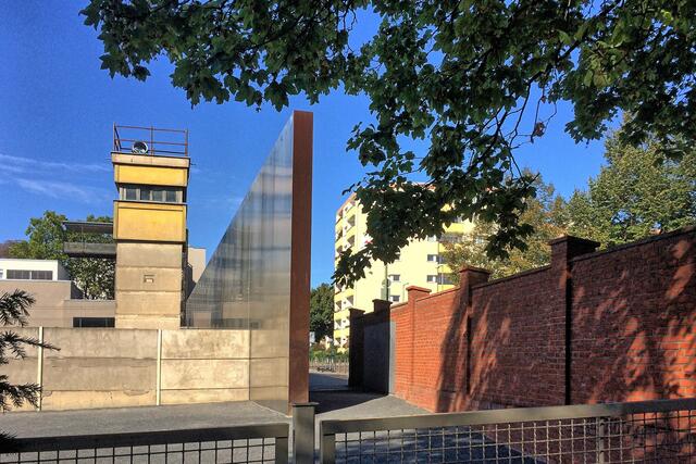 Der Wachturm an der Bernauer Straße wurde nach dem Mauerfall abgerissen und später rekonstruiert.