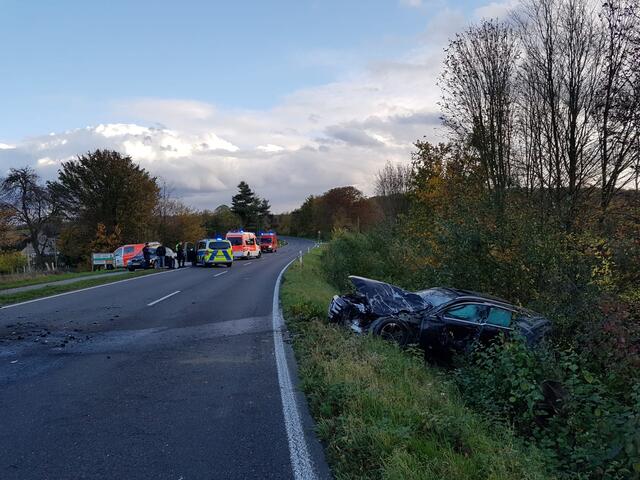 Der Mercedes landete mit dem abgerissenen Vorderrad des Treckers im Straßengraben. | Foto: Feuerwehr Velbert