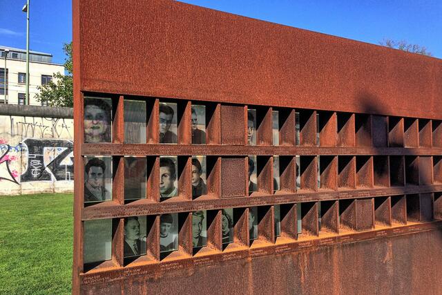 Das Fenster der Erinnerung (2010) mit Fotos der 130 Mauer-Toten.