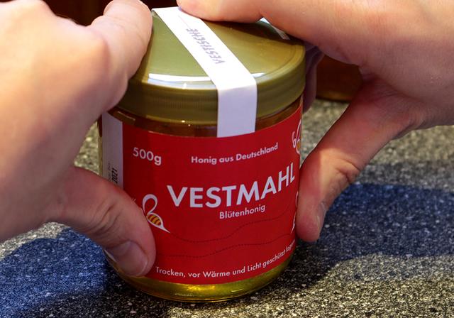 Fotos: Vestische Christian Kolbe hat Hunderte 250-Gramm-Gläser mit den Etiketten beklebt.