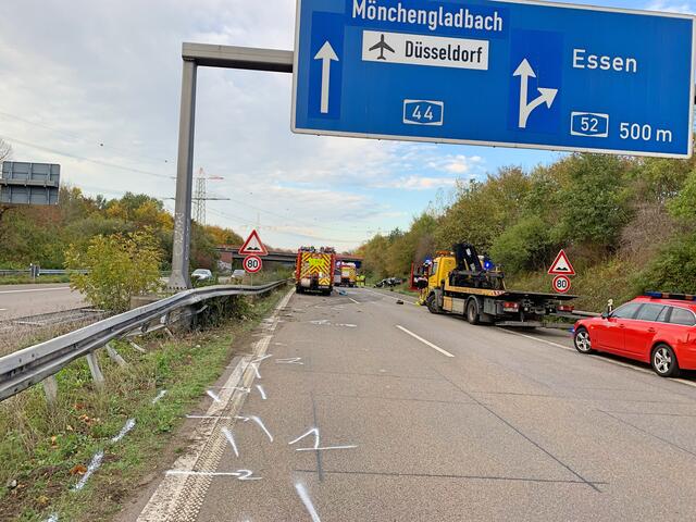 Für Bergung und Unfallermittlung war die A44 in Richtung Düsseldorf stundenlang gesperrt. | Foto: Feuerwehr Ratingen