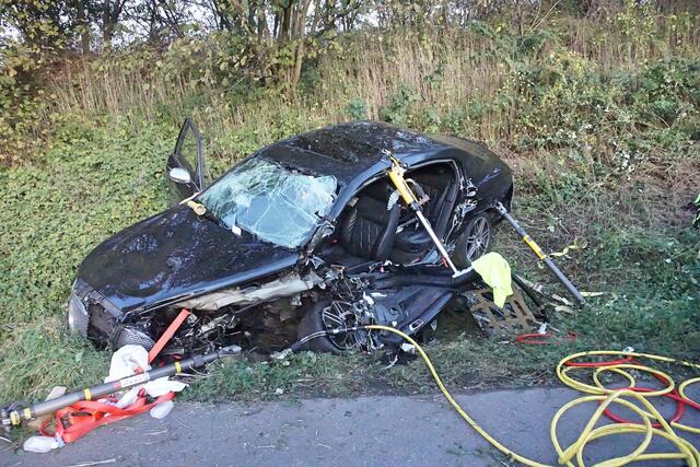 Das Wrack des Bentley nach der Bergung des Schwerverletzten. | Foto: Feuerwehr Ratingen