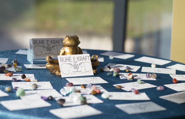 In der Ruhe liegt die Kraft. Die sieben Teilnehmerinnen präsentierten sich auch mit einem Infostand im Foyer. | Foto: Heike Cervellera