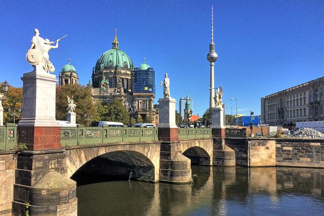 Die Schlossbrücke (1821-24) über den Spreekanal wurde von Karl Friedrich Schinkel entworden. Im Hintergrund der Berliner Dom.