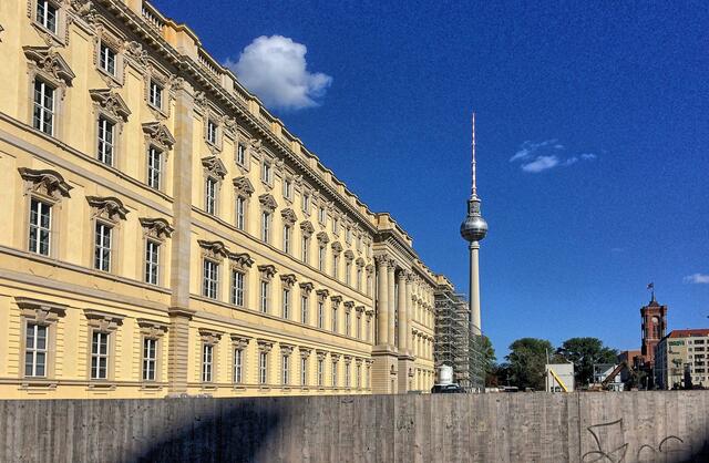 Tradition und Moderne: Der Schlossnachbau mit Fernsehturm und Rotem Rathaus rechts