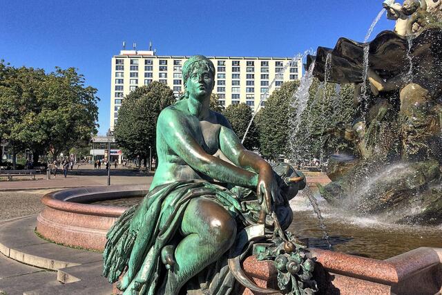 Neptunbrunnen mit der Personifikation der Elbe