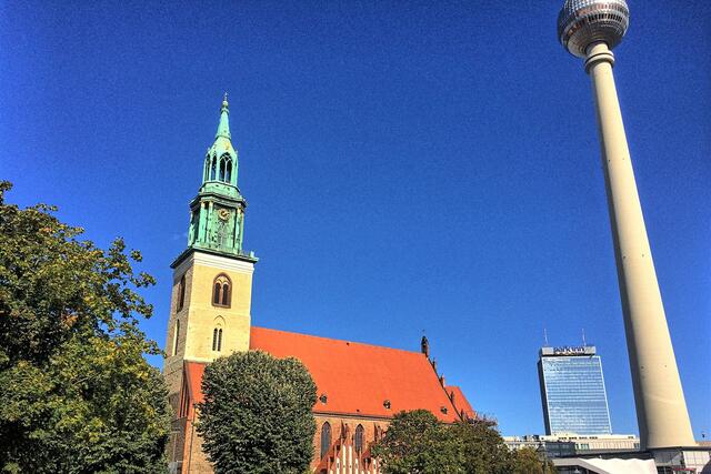 Die Marienkirche muss sich als historisches Relikt gegen die neue Bebauung behaupten.