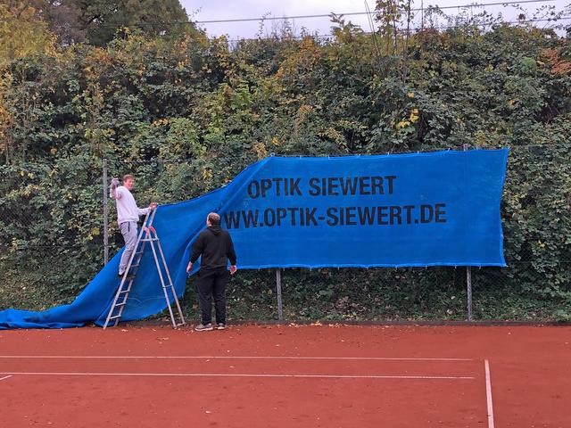 Auch die Werbebanner wurden abgenommen und eingelagert.