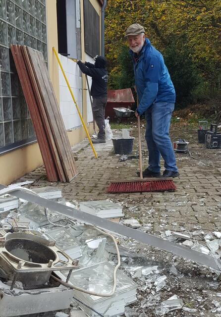 EWRC-Chef Alfred Höltgen packt auf der Baustelle tatkräftig mit an.
Foto: Henschke