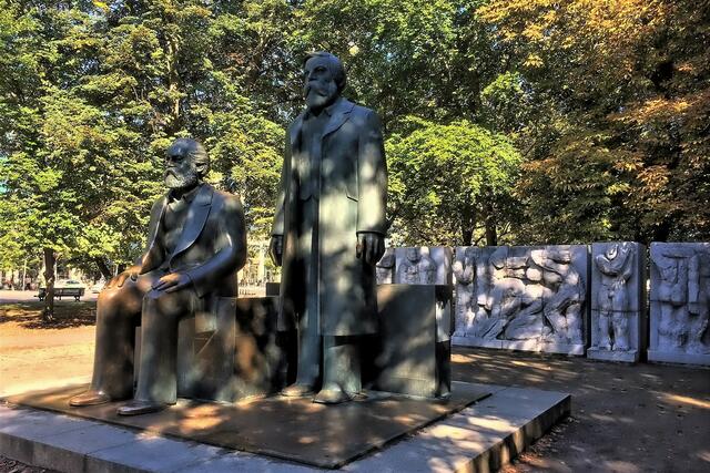 Marx-Engels-Forum mit dem Marx-Engels-Denkmal von Ludwig Engelhardt und dem Marmorrelief "Alte Welt" (=Unterdrückung im Kapitalismus) von Werner Stötzer (1986).