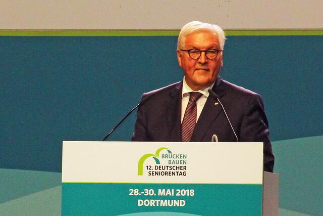 Foto © Jürgen Thoms - Westfallenhallen Dortmund - Montag, 28. Mai 2018 - 12. Deutscher Seniorentag - In seiner Festrede sprach Bundespräsident Frank-Walter Steinmeier den vielen Seniorinnen und Senioren, die sich für andere einsetzen, Dank und Anerkennung aus. Die Älteren bildeten „das Rückgrat der Ehrenamtlichen“. Mit Blick auf die Herausforderungen in der Pflegepolitik forderte er, dass die pflegenden Berufe endlich die verdiente Wertschätzung erhalten. „Ich hoffe, dass das Wort‚ Pflegenotstand‘ nicht dauerhaft zum deutschen Sprachgebrauch gehören muss“. -