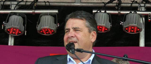 Foto © Jürgen Thoms - Samstag, 27. Juli 2013 -150 Jahre SPD im Kreis Unna und Stadtverband Unna - Sigmar Gabriel Festredner beim großen Bürgerfest. Es war wohl das heißeste Wochenende des Jahres. Die Temperaturen hatten über 30 Grad erreicht, als der SPD-Chef Sigmar Gabriel mit seiner Festrede begann.
Die Geschichte der deutschen Sozialdemokratie, ihre heutige Bedeutung und Ziele in der Politik waren die Schwerpunkte. Viel Beifall gab es von den zahlreichen in der Hitze auf dem Marktplatz ausharrenden Zuhörern