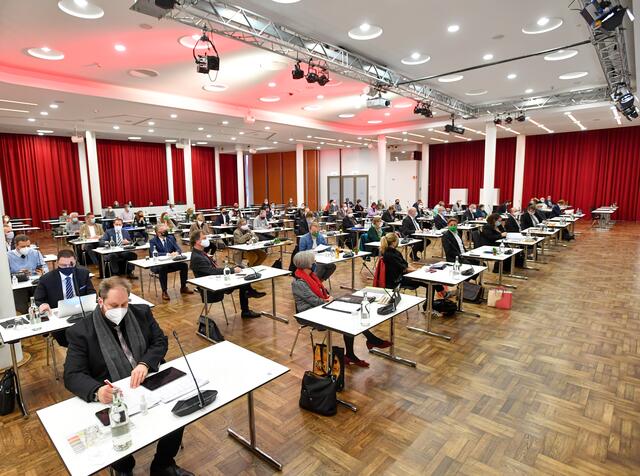 Am Ende der Ratssitzung wurde den Stadtverordneten saurer Wein eingeschenkt.
Foto: PR-Foto Köhring / SC