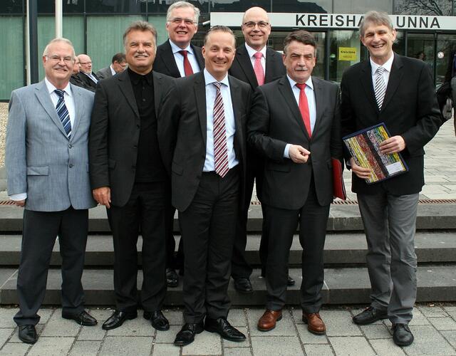 Foto © Jürgen Thoms - 17. April 2013 - Theodor Rieke, AR-Vorsitzender UKBS, Hartmut Miksch, Präsident Architektenkammer NRW, Dietrich Suhlrie, Vorstand der NRW-Bank, Alexander Rychter, Direktor des Verbandes der Wohnungswirtschaft Rheinland Westfalen, Matthias Fischer, Geschäftsführer UKBS, Minister Michael Groschek und Landrat Michael Makiolla