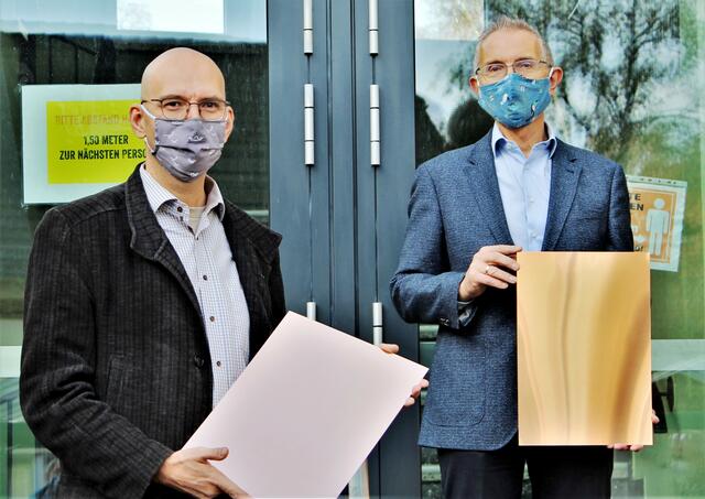 Dr. Stefan Ziegler, Leiter für Forschung und Entwicklung bei Alanod, und Manfred Kartenberg, Vorstand der Reichert-Alanod-Stiftung. Foto: Pielorz