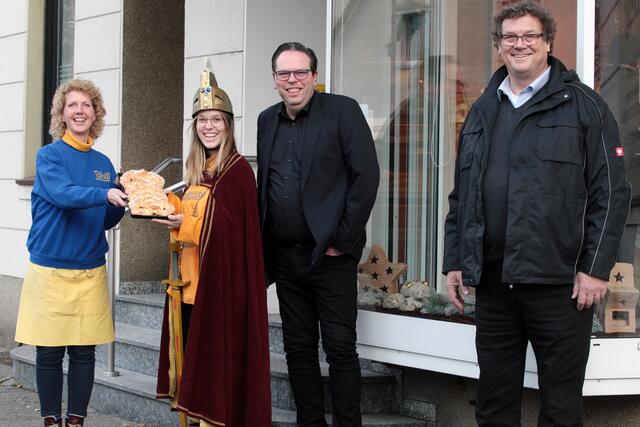 Marion Wulf von der Bäckerei Wulf an der Bebelstraße hilft mit ihrem Team ebenfalls, damit alle angemeldeten Kitas mit süßen Brezeln versorgt werden, darüber freuen sich Sankt-Martin-Darstellerin Giulia Göcke sowie Thomas Göcke und Erik Pamp aus dem Vorstand von Lüner helfen Lünern.