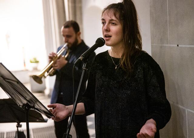 Für die musikalische Gestaltung sorgte das BE-Sound-Trio des Bistums Essen - im Bild Sängerin Larissa Kotzwander und Gregorio Mangano, Trompete. | Foto: Kirchenkreis Essen/Achim Pohl