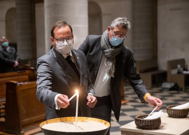 Zündete bei den Fürbitten eine Kerze an: Essens Oberbürgermeister Thomas Kufen. Im Hintergrund: Heiner Mausehund, Assessor und stellvertretender Superintendent des Kirchenkreises Essen. | Foto: Kirchenkreis Essen/Achim Pohl
