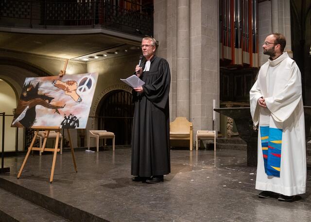 Die Leitung des Gottesdienstes hatten Kaplan Maximilian Strozyk (re.), Seelsorger am Bischöflichen Schulzentrum Am Stoppenberg, und Pfarrer Lars Linder, Vorsitzender der ACK Essen.  | Foto: Kirchenkreis Essen/Achim Pohl