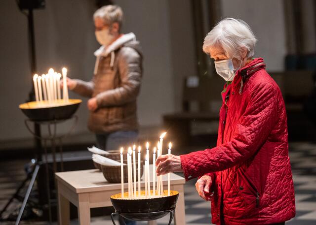 Zu ihrer persönlichen Fürbitte konnten die Besucher*innen eine Vigilkerze entzünden und in eine Schale mit Sand stecken. | Foto: Kirchenkreis Essen/Achim Pohl
