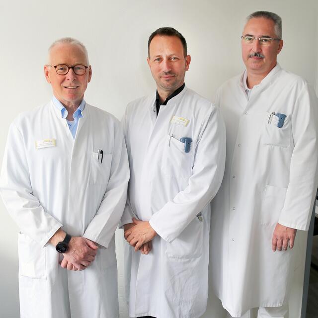 Das Team im Bild: v.l.n.r.: Oberarzt Dr. H. P. Jüsten, Chefarzt Priv.-Doz. Dr. D. Schmitz und Oberarzt B. Bosch. Fotos: MHB Böger
