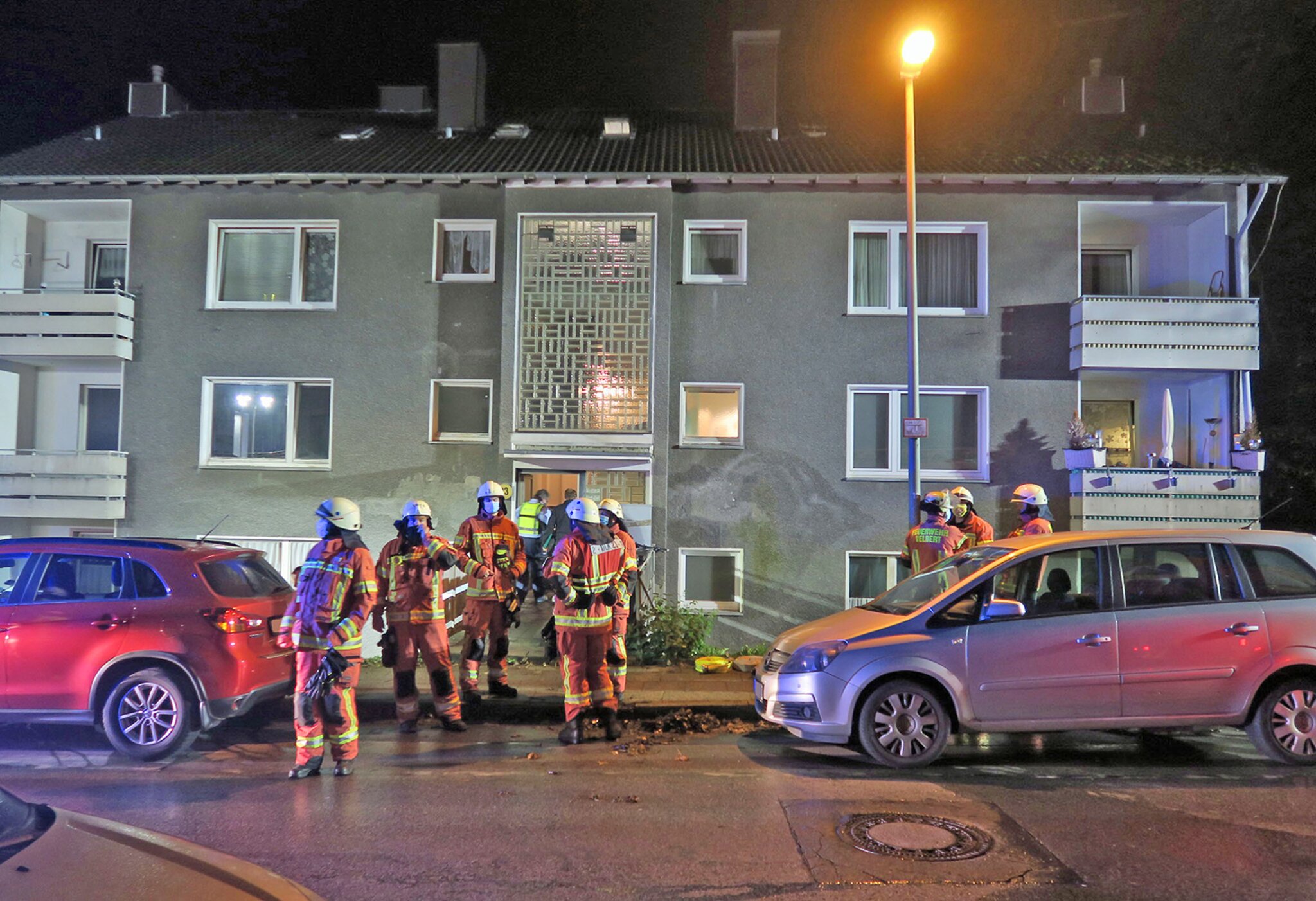Feuer In Kfzwerkstatt Velberter Feuerwehr Acht Stunden Feuer In Kfzwerkstatt Velberter Feuerwehr Acht Stunden