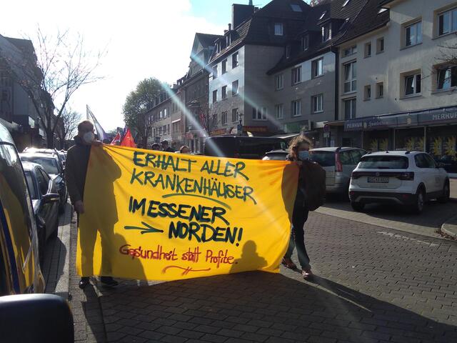 Auch ein Ausdruck einer gescheiterten, weil rein profitorientierten Gesundheitspolitik: die Schließung der Krankenhäuser im Essener Norden - noch dazu mitten in der Pandemie. Foto: Demonstartion gegen die Schließung am 31.10.20