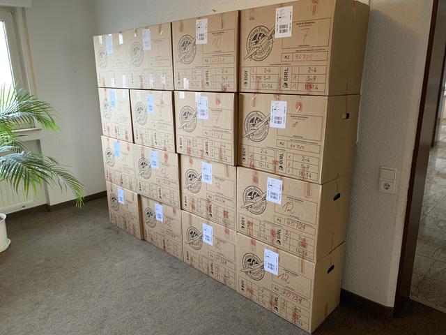 Am Ende der Sammelaktion werden alle Pakete gezählt, beschriftet und in größeren Umkartons per Spedition nach Berlin gesendet. Letztes Jahr waren es 250 Schuhkartons, die von Hilden aus auf die Reise gingen.