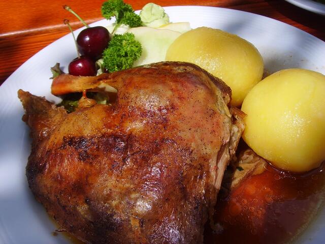Leckeren Gänsebraten zum Martinstag - warum eigentlich? Dazu muss man einen Blick in die Legende werfen.