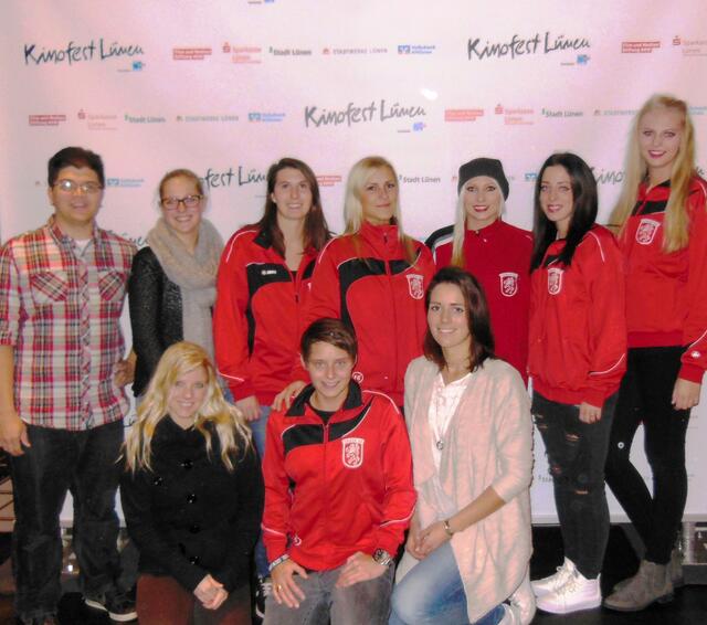 Vor Beginn des Films gab es vor der Sponsorenwand des 26. Lüner Kinofestes 2015 das erste Foto für die Fußballerinnen des Lüner SV – fast alle im LSV-Trikot. Es zeigt diese mit (v. l.) Trainer Ralph Koch, Michelle Schramm, Sabrina Nocon, Hannah Sieg, Michelle Eschner, Pia Oberndorf, Jannika Meyer, (u. v. l.) Kara Gayer, Anna Ache und Kira Guzik. Foto Janning