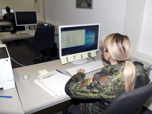 Die zehn Soldaten von der Luftwaffenunterstützungsgruppe aus Kalkar werden seit dieser Woche von zehn weiteren Soldaten im Rahmen der Amtshilfe unterstützt.  | Foto: Stadt Hagen