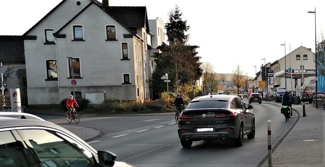Oft entstehen gefährliche Situationen beim Radfahren auf der B229, hier Einmündung Hachener Straße / Hochstraße.