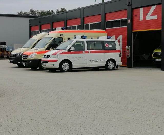 Einsatzfahrzeuge für die mobilen Teams stehen einsatzbereit am DRK Zentrum bereit.
