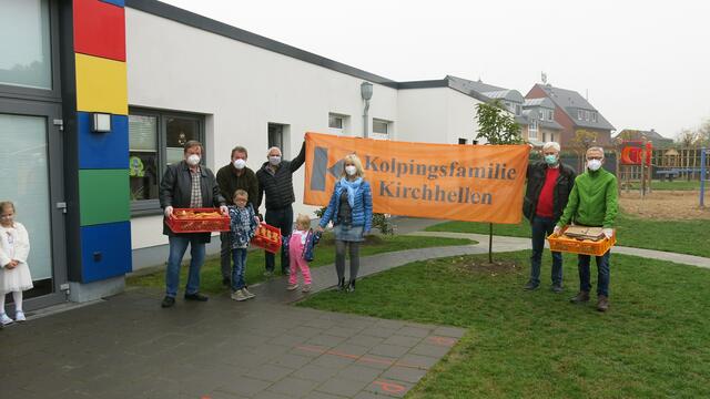Die Kolpingsfamile Kirchhellen verteilte jetzt gut 500 Stutenkerlen an alle Kindergärten in Kirchhellen, Feldhausen und Grafenwald. Foto: Privat