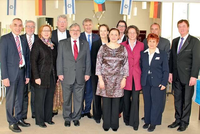 Foto © Jürgen Thoms - Jüdische Gemeinde „haKochaw" - Sonntag, 16. Dezember 2015 - Festliche Amtseinführung von Rabbinerin Natalia Verzhbovska.
(Bild von links) Bürgermeister Heinrich Böckelühr (Schwerte), Bürgermeister Herman Hupe (Kamen),
Christine Busch (Beigeordnete der Stadt Bergkamen), Hartmut Ganzke (Mitglied des Landtags), Bürgermeister Friedrich-Wilhelm Rebbe (Fröndenberg), Sonja Guentner (Vorsitzende des Landesverbandes Jüdischer Gemeinden in Nordrhein-Westfalen), Rabbinerin Natalia Verzhbovska,Christine Hupe,Ina Scharrenbach (Mitglied des Landtags), Alexandra Khariakova (Vorsiitzende der JüdischenGemeinde), Bürgermeister Werner Kolter (Unna), Hans-Martin Böcker (Superintendent des Evangelischen Kirchenkreises Unna)