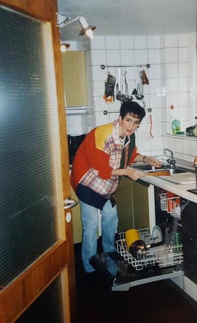 Anfangs wurde noch in einer Miniküche und in Räuberzivil gekocht.
Repro: Henschke
