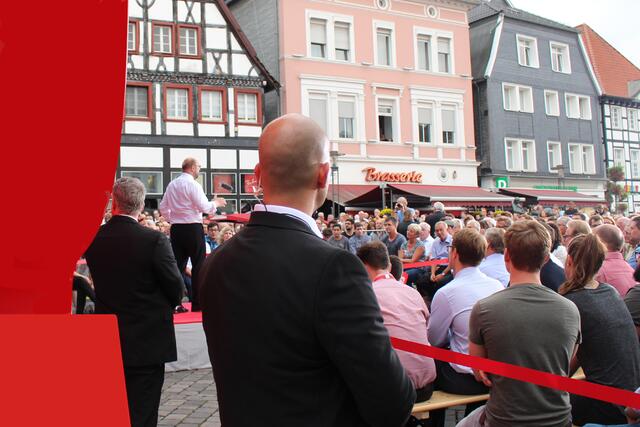 Foto © Jürgen Thoms - SPD-Kanzlerkandidat Martin Schulz auf dem Marktplatz in Unna - Mittwoch, 30. August 2017 19:00 Uh - Der Sicherheitsservice schirmt Martin Schulz bei seiner Wahlkampfveranstaltung in Unna ab