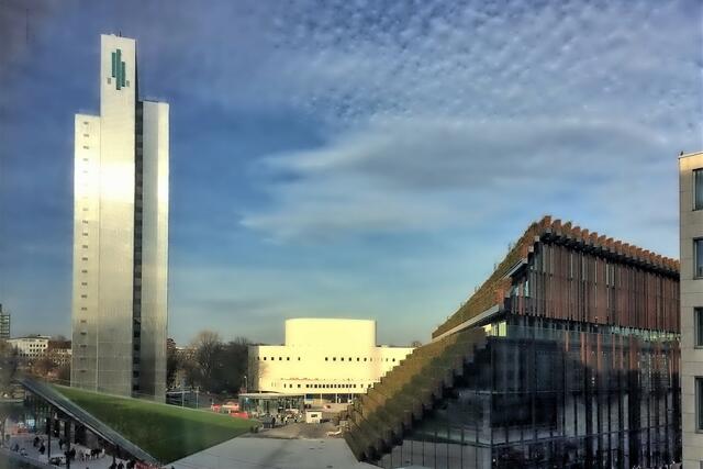 Das "Ingenhoven-Tal" mit Dreischeibenhaus, Schauspielhaus und der begrünten Fassade des Neubaus rechts