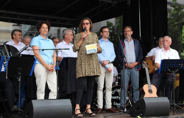 Foto © Jürgen Thoms - Alter Markt Unna - Samstag, 03. August 2019 - 27. Seniorentag in der Kreisstadt Unna - Schon auf der Bühne der Shantychor Unna e.V. - Moderatorin Claudia Keuchel, stellv. Bürgermeisterin Renate Nick, Seniorenbeuftragter Robin Rengers und der Vorsitzende des City Werberings Thomas Weber