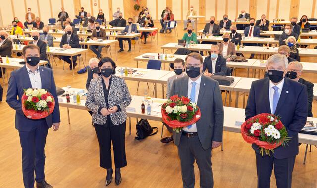 Landrätin Eva Irrgang gratulierte ihren drei Stellvertretern Markus Patzke (CDU, 2. v. r.), Dr. Günter Fiedler (SPD, r.) und Oliver Pöpsel (CDU, l.) zur Wahl. Foto: Thomas Weinstock/ Kreis Soest