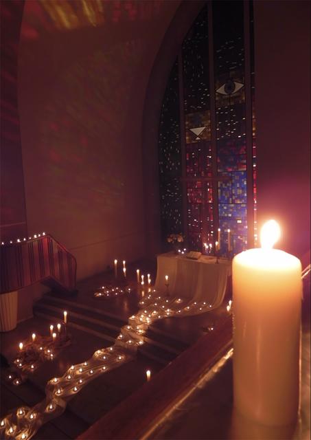 Das Foto zeigt die für einen Taizé-Gottesdienste dekorierte Gnadenkirche in Wanheimerort.
Foto: www.wanheimerort.ekir.de